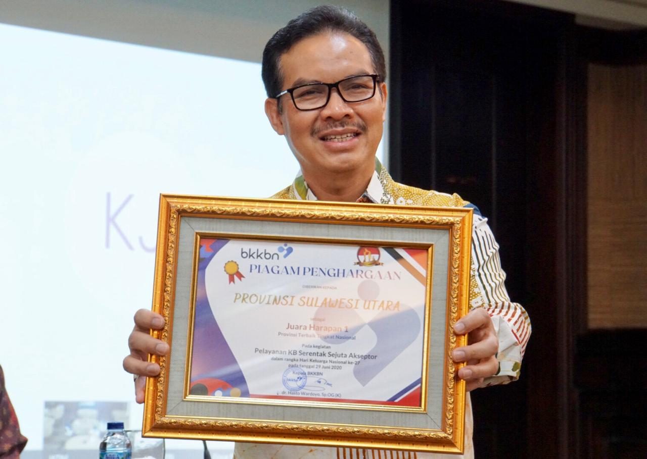 Kepala BKKBN Serahkan Penghargaan Wujud Apresiasi Kepada Seluruh Pemda Atas Suksesnya Pelayanan KB Serentak Sejuta Akseptor